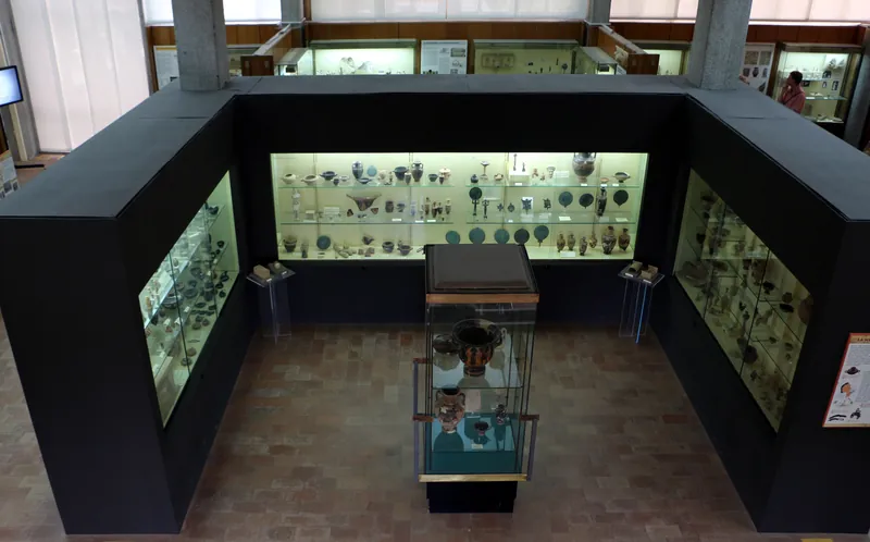 Vetrine con reperti archeologici nelle sale del Museo di Locri