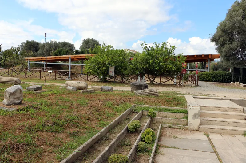 Resti architettonici e vegetazione nel Parco Archeologico di Locri