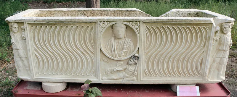 Sarcofago romano decorato con scene pastorali e ritratto clipeato